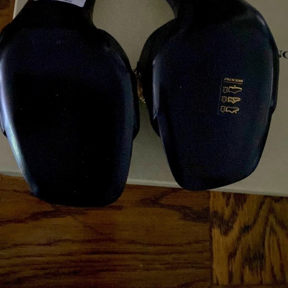 JOHN GALLIANO Brand New in Box super comfy
Chain-Trim Leather Sandals - Picture 12 of 14